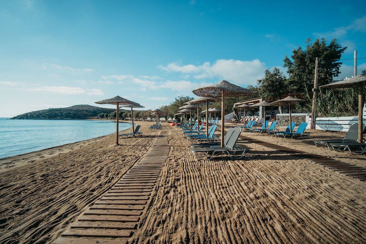 Coralli  Sea Side Resort Αξέχαστες Διακοπές στην παραλία Λιβαδάκια της Σερίφου Lounge Bar δίπλα στη θάλασσα. Ζήσε διακοπές χαλάρωσης & ηρεμίας στη μαγευτική αμμώδη παραλία ή την πισίνα