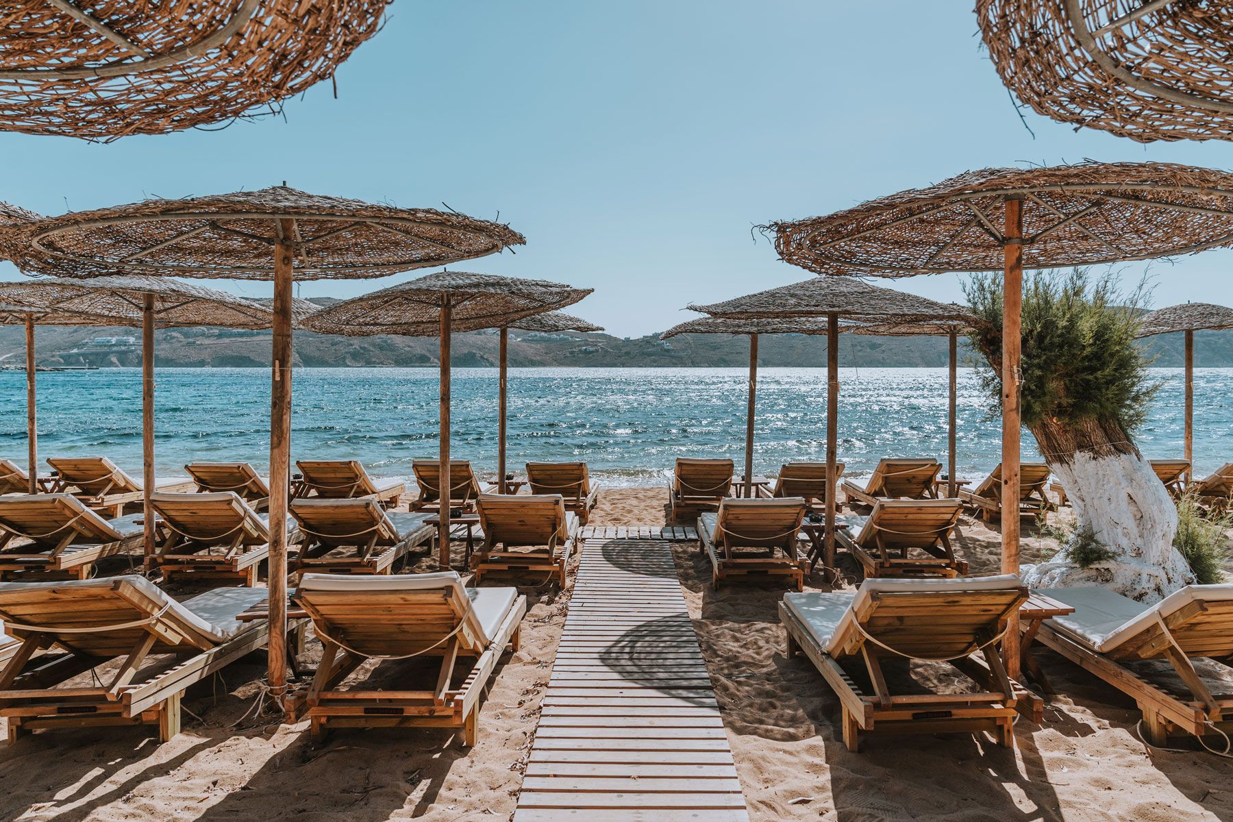 Coralli  Sea Side Resort Αξέχαστες Διακοπές στην παραλία Λιβαδάκια της Σερίφου Lounge Bar δίπλα στη θάλασσα. Ζήσε διακοπές χαλάρωσης & ηρεμίας στη μαγευτική αμμώδη παραλία ή την πισίνα